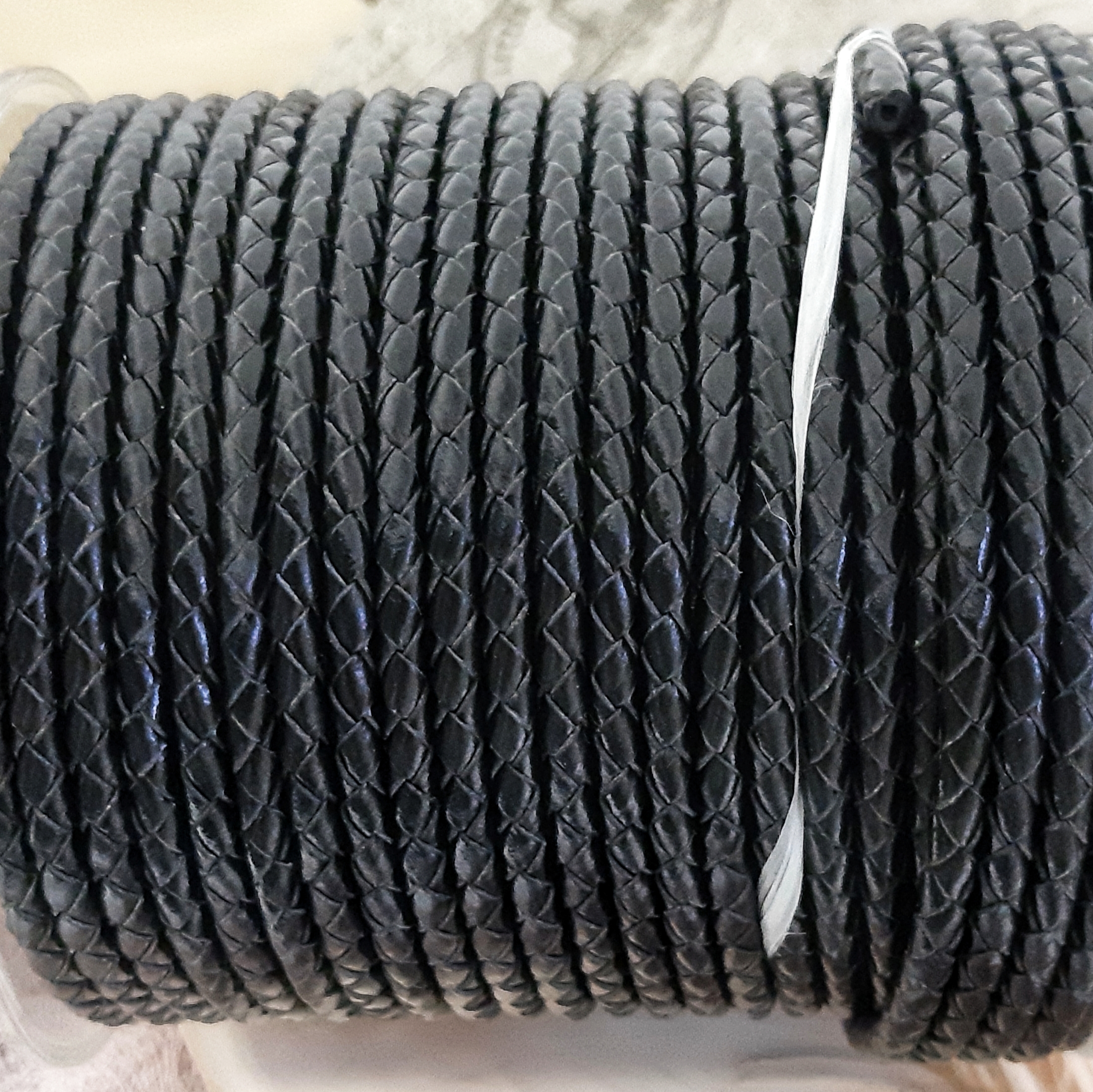 50 см Шнур кожаный плетеный черный 4 мм (2668)
