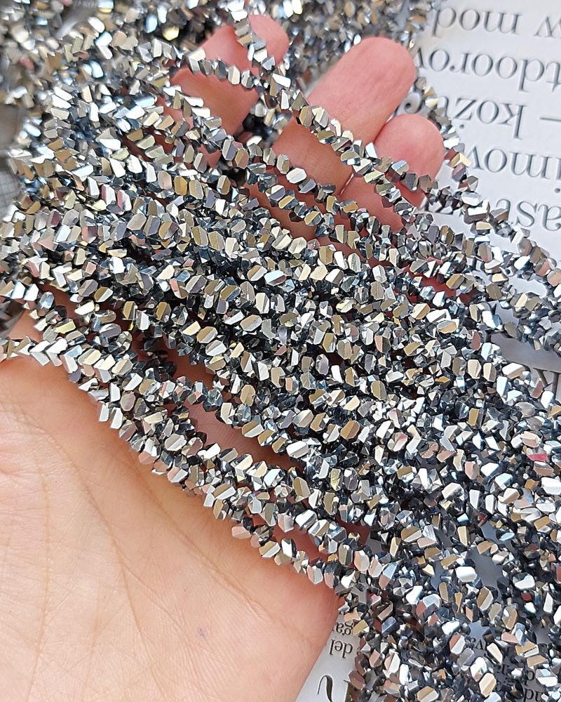 Нить 35 см Бусина стеклянная крошка ок. 4.5х3.2x2.9 мм серебристый (7338-4-СЕРЕБР) купить в Воронеже  | Заказать в интернет-магазине Viva Beads
