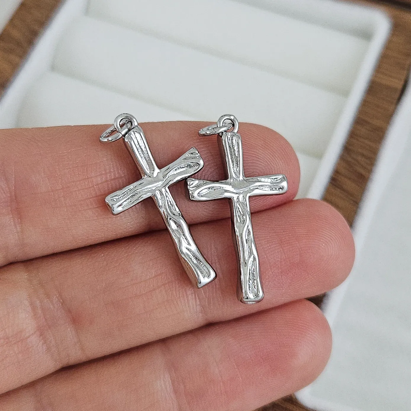 Подвеска Крест 25.3х14 мм с текстурой, родиевое покрытие (10231-Р) купить с доставкой по России | Интернет-магазин Viva Beads