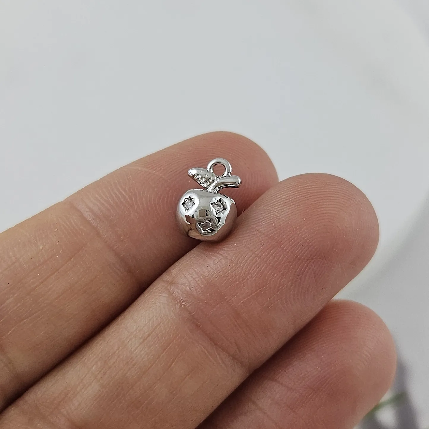 Подвеска Яблоко 9.7x7.1 мм с фианитами, родиевое покрытие (9953-Р)