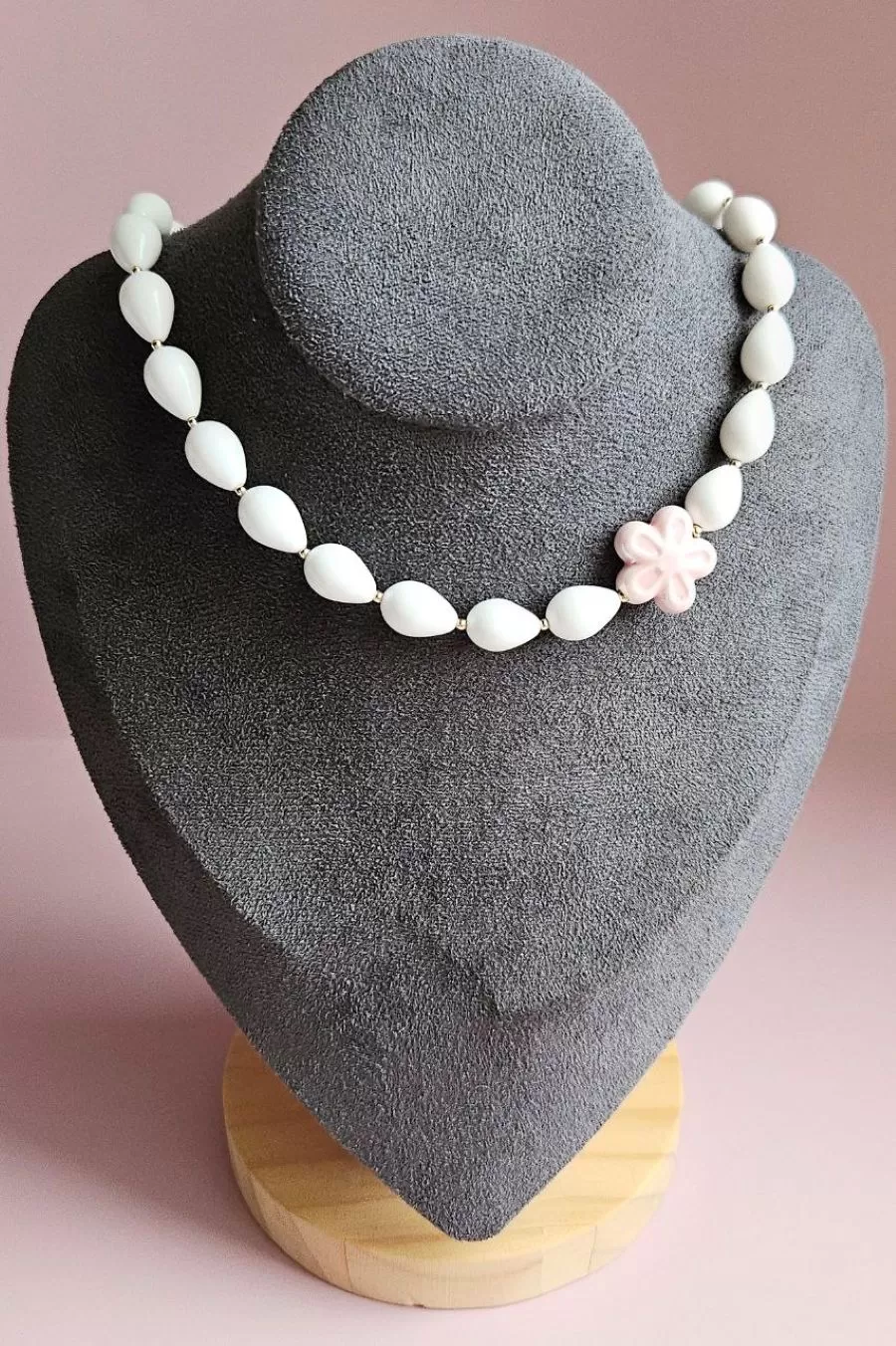 Белый Цветок: набор материалов для создания колье с майоркой и керамикой (НАБОР-45) купить с доставкой по России | Интернет-магазин Viva Beads