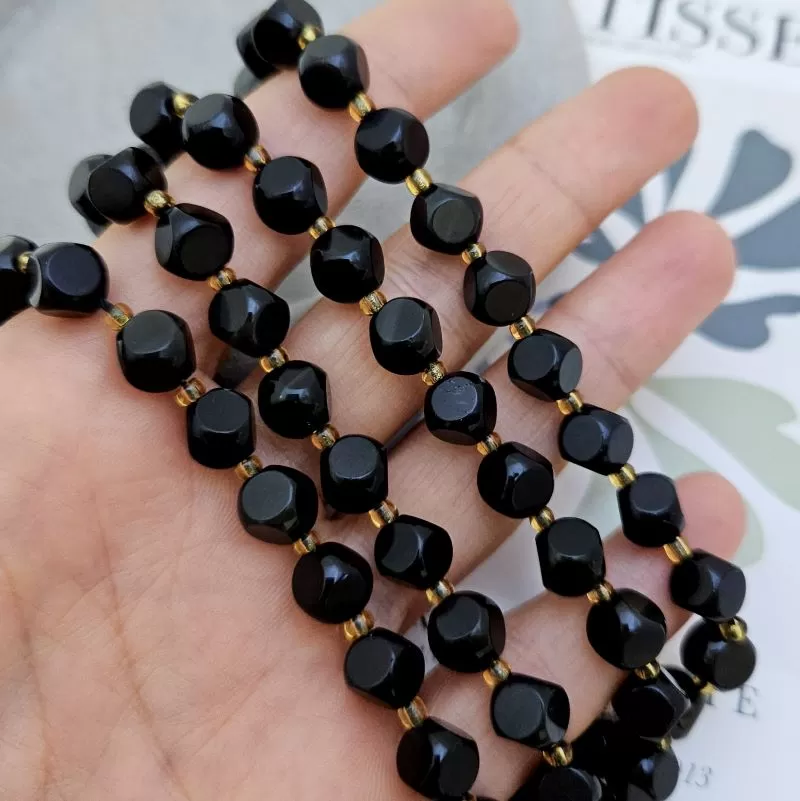 5 шт. Оникс черный граненый куб ок. 8.5 мм, тонированный (9070) для бижутерии купить с доставкой по России | Интернет‑магазин Viva Beads
