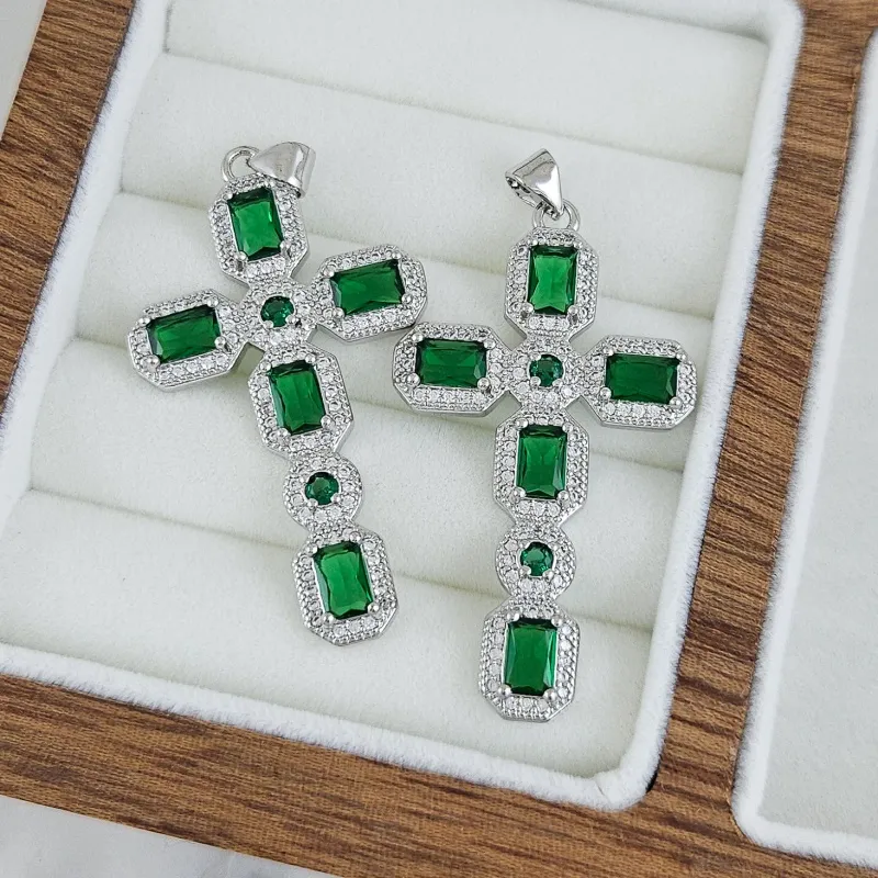 Подвеска Крест с фианитами 45.7х26.2 мм родиевое покрытие, изумрудный (9507-ИЗР) купить с доставкой по России | Интернет-магазин Viva Beads