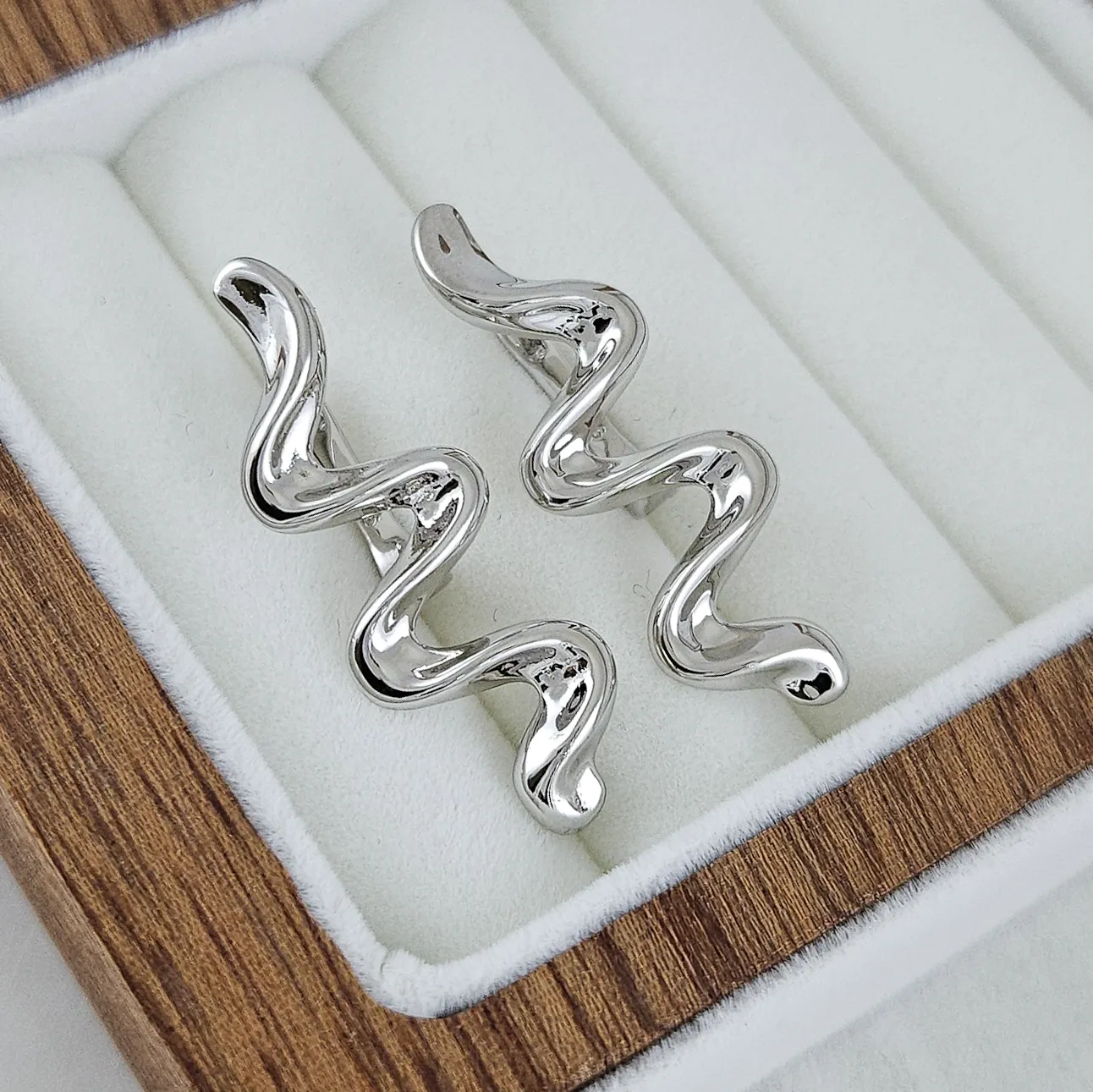 Швензы с английским замком Волна 35х11.2 мм длинные, родиевое покрытие (10242-Р) швензы для серег купить с доставкой по России | Интернет-магазин Viva Beads