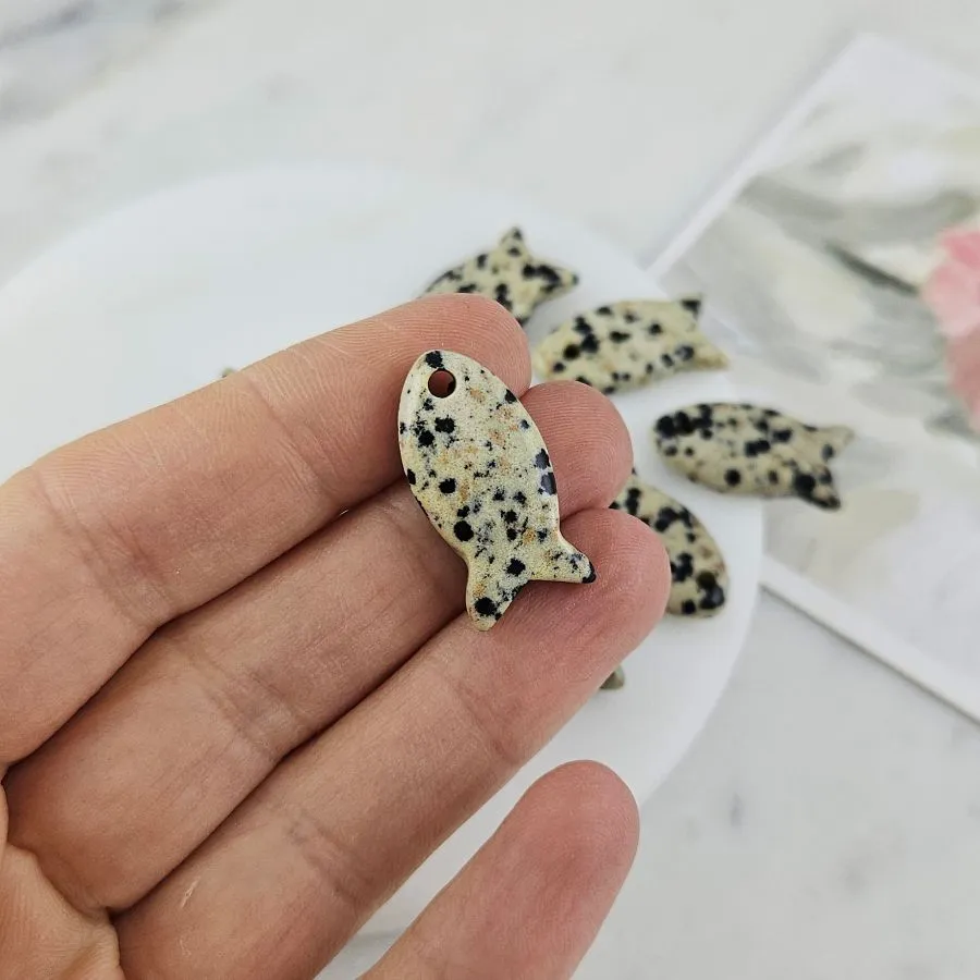 Подвеска Рыба 24-25х12-13х5-6 мм далматиновая яшма (9191-ДЯ) для бижутерии купить с доставкой по России | Интернет‑магазин Viva Beads
