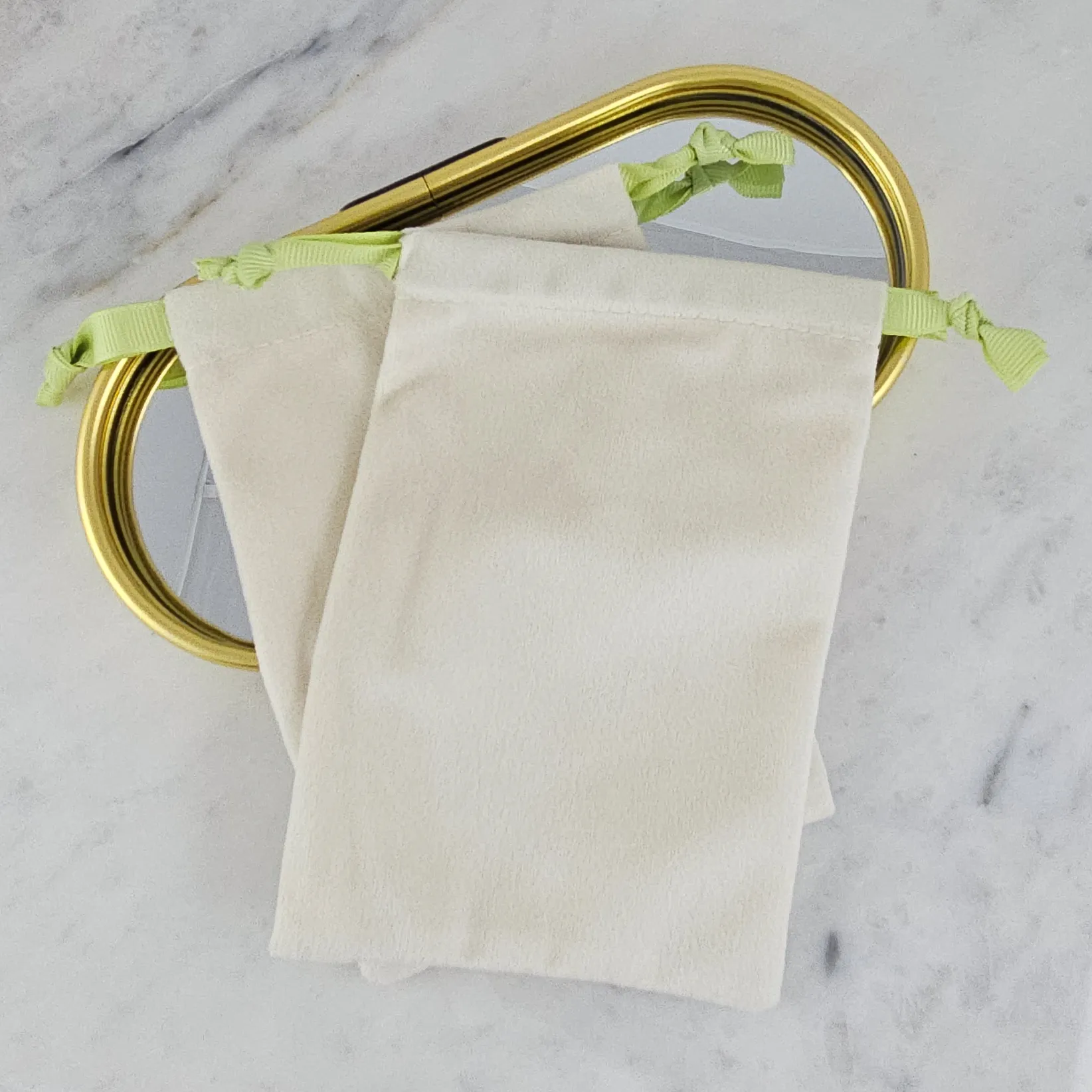 Мешочек бархатный для украшений ок. 10х14 см, цвет молочный (10250-МОЛ) для бижутерии купить с доставкой по России | Интернет-магазин Viva Beads