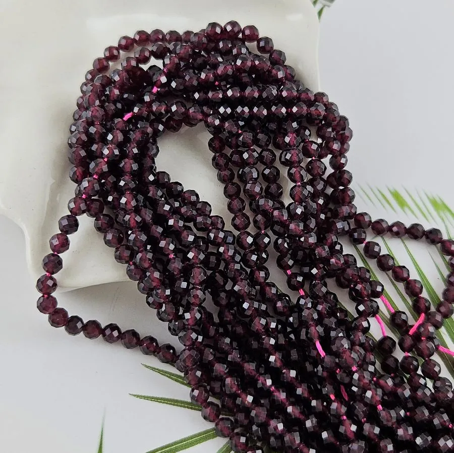 Нить 19 см Гранат натуральный ок. 4.2 мм, граненые бусины (6102-4) купить в Воронеже | Заказать в интернет-магазине Viva Beads
