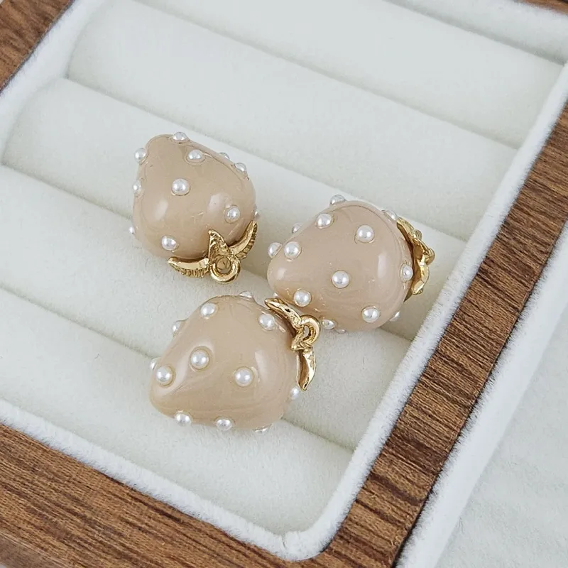 Подвеска Клубника 18.7х13.7мм акрил, бежевый, позолота 14К (10228-З-БЕЖ) купить с доставкой по России | Интернет-магазин Viva Beads