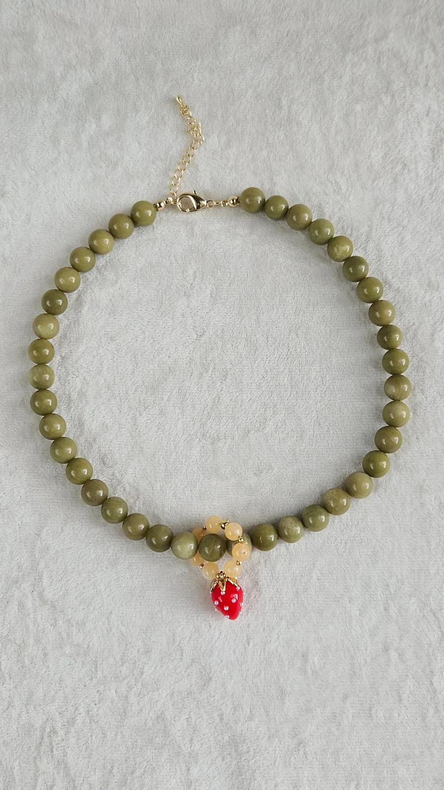 Колье из агата Авокадо с бейлом-кольцом и подвеской Клубникой, набор материалов (НАБОР-87)