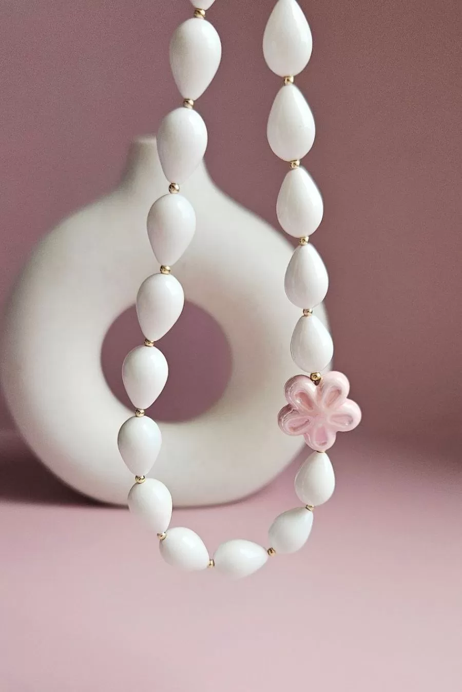 Белый Цветок: набор материалов для создания колье с майоркой и керамикой (НАБОР-45) купить с доставкой по России | Интернет-магазин Viva Beads