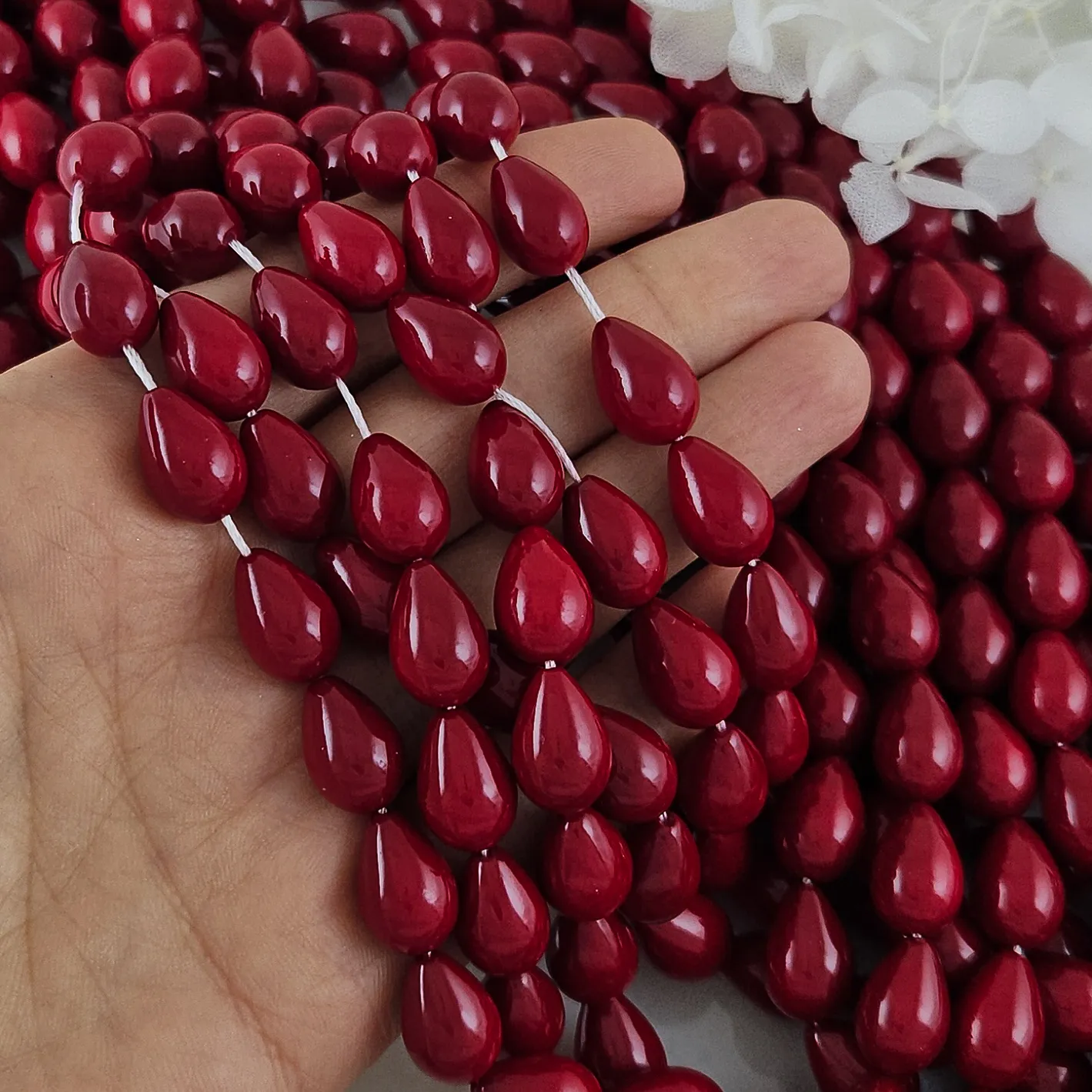 Нить 40 см Жемчуг майорка ок. 9х13 мм бусина гладкая капля, темно-красный (9742-ТКРАС) купить с доставкой по России | Интернет-магазин Viva Beads