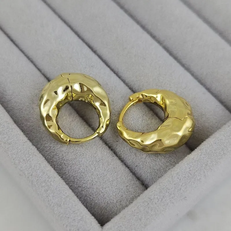 Серьги кольца мятые 18.5х7 мм в позолоте 14К (9405-З) купить с доставкой по России | Интернет-магазин Viva Beads