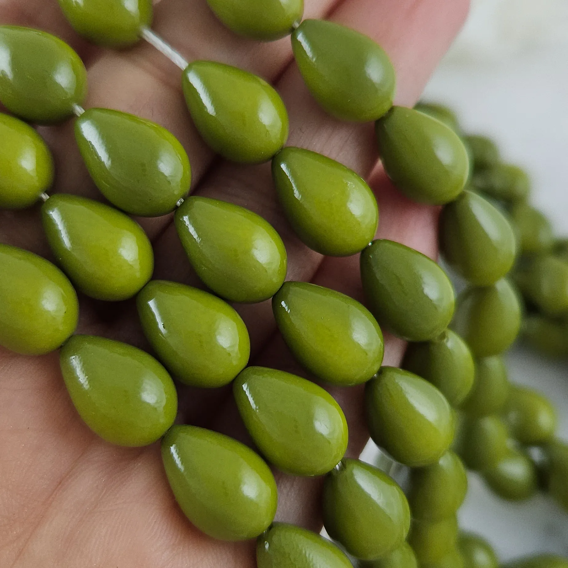 Нить 40 см Жемчуг майорка ок. 9х13 мм бусина гладкая капля, ярко-оливковый (9742-ЯОЛИВ) купить с доставкой по России | Интернет-магазин Viva Beads