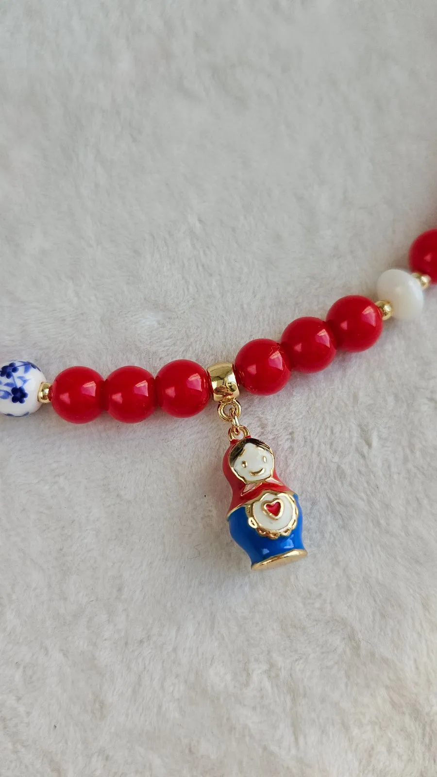 Колье в русском стиле с Матрешкой - красные бусины, перламутр, керамика Гжель, набор материалов (НАБОР-84)