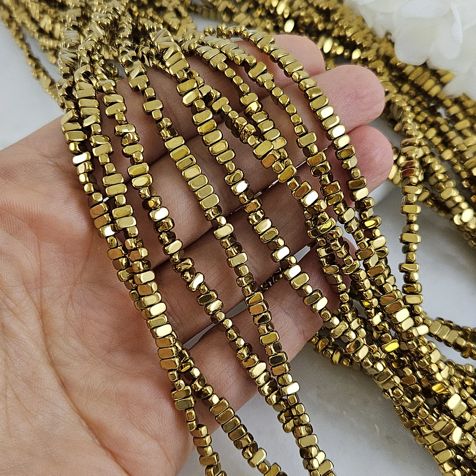 Нить 39 см Гематит, гематин 4х2 мм прямоугольные бусины, цвет античное золото (6205-ЗОЛ) для бижутерии купить с доставкой по России | Интернет‑магазин Viva Beads
