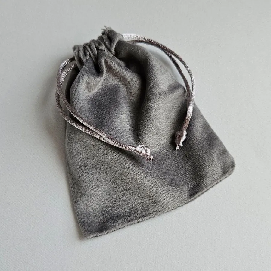 Мешочек бархатный ок. 11.8x10 см , цвет темно-серый (7477-ТС) для бижутерии купить с доставкой по России | Интернет-магазин Viva Beads