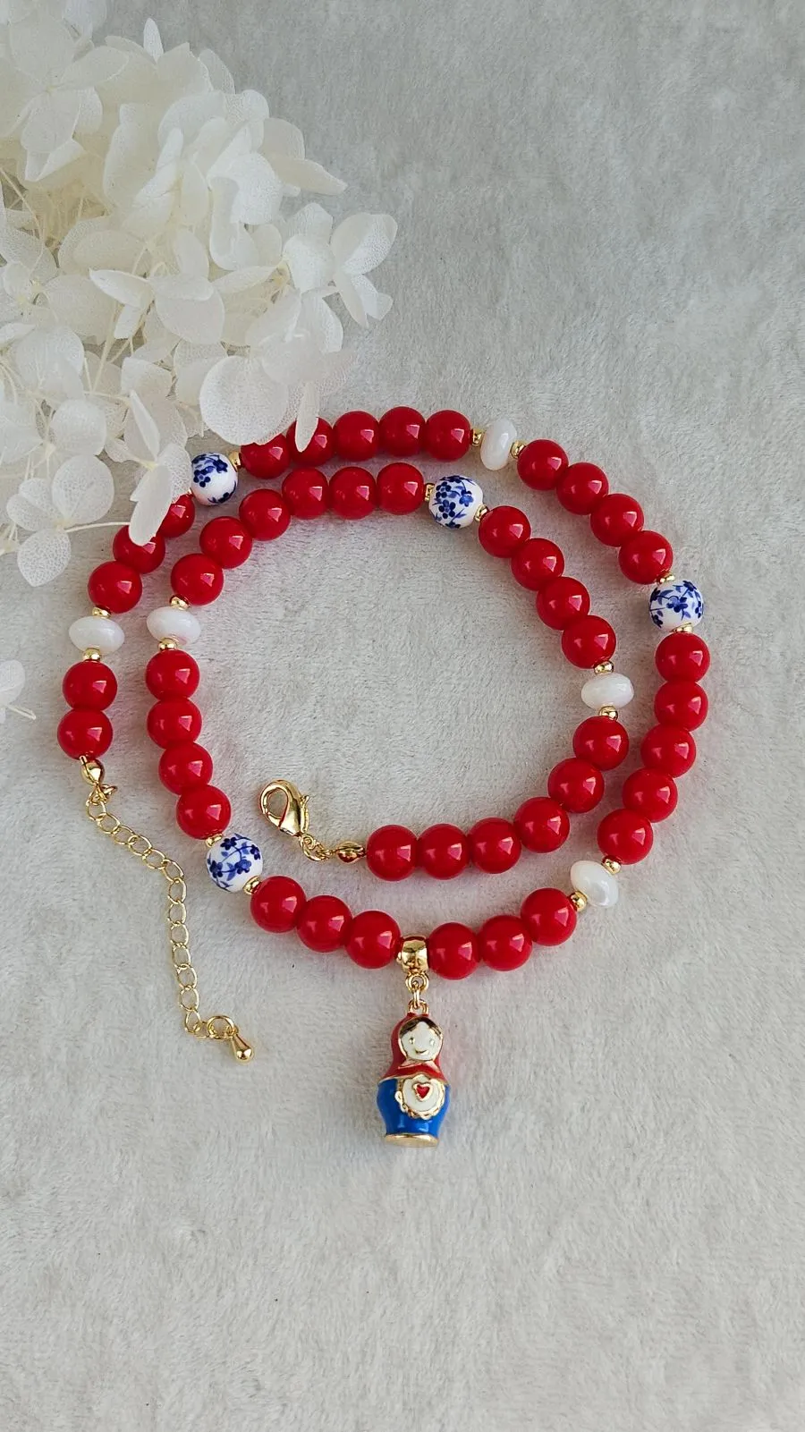 Колье в русском стиле с Матрешкой - красные бусины, перламутр, керамика Гжель, набор материалов (НАБОР-84)