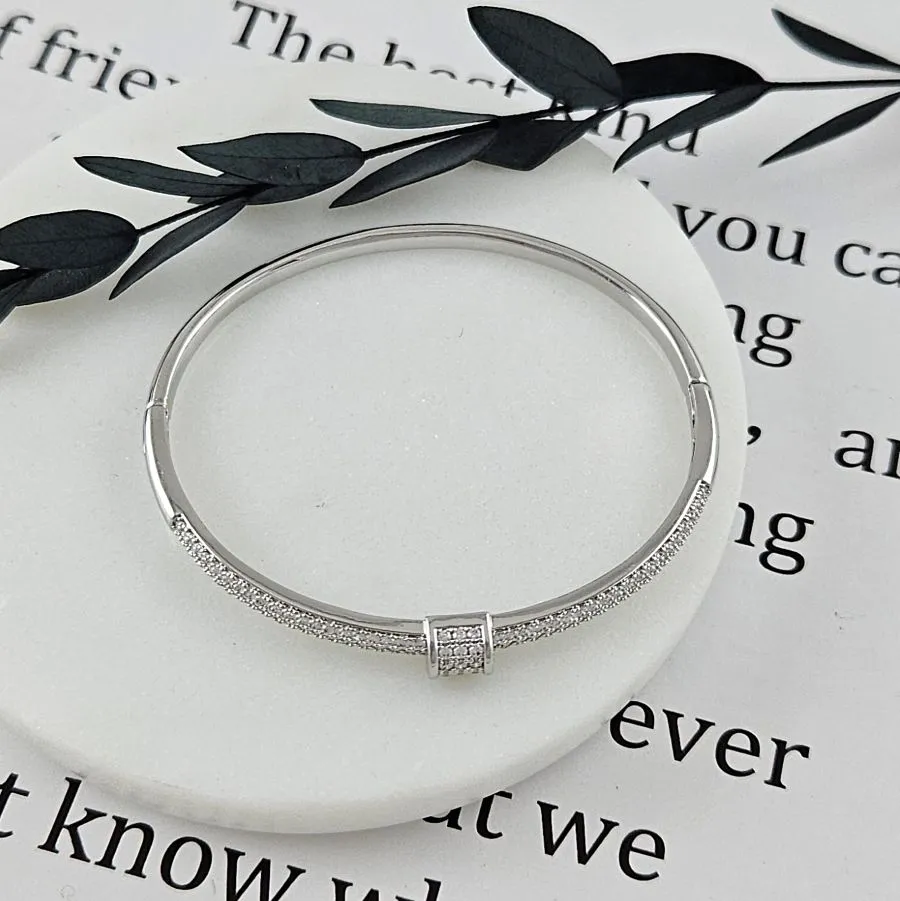 Браслет жесткий 65х55х4 мм с фианитами, родиевое покрытие (10037-Р) купить с доставкой по России | Интернет-магазин Viva Beads