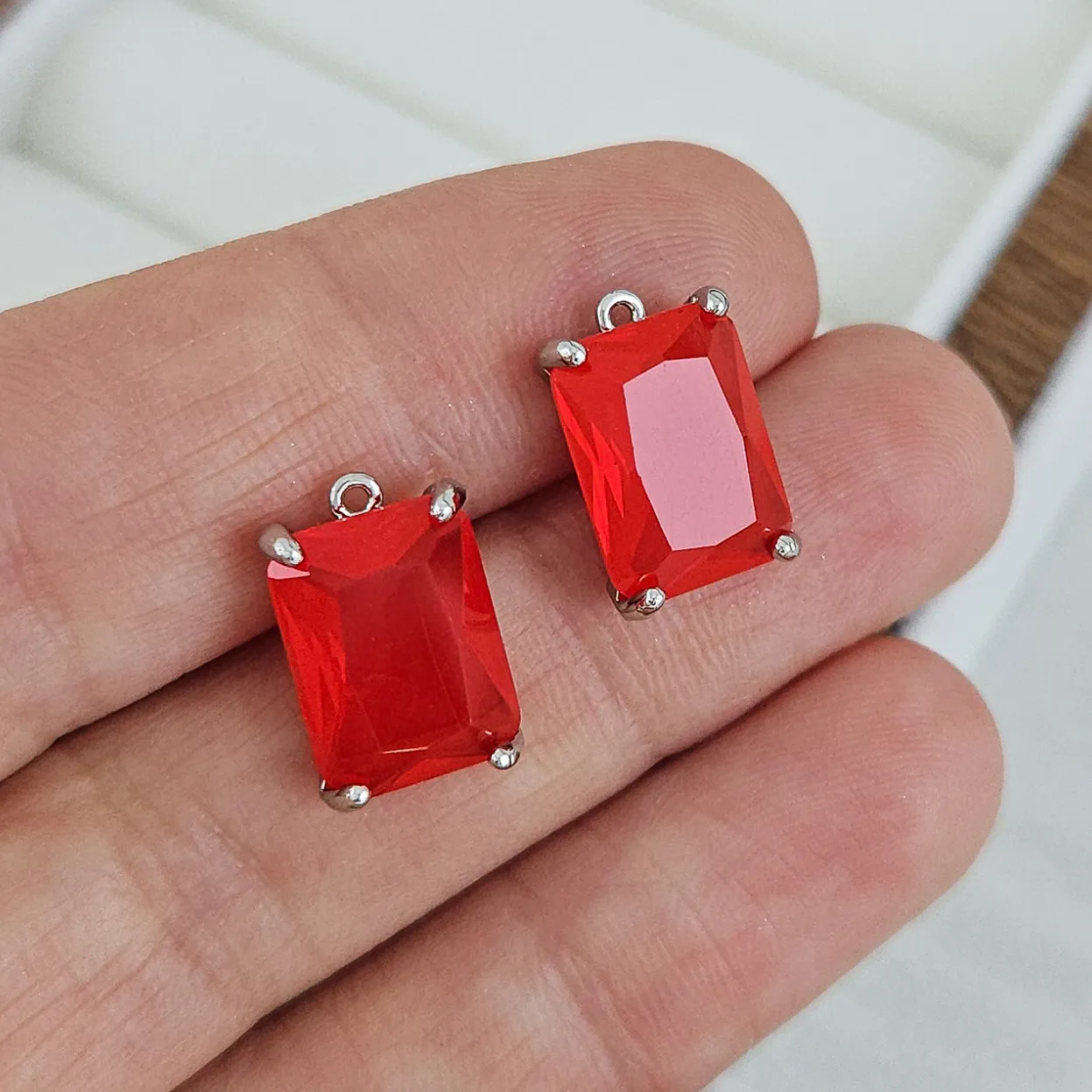 Подвеска прямоугольная с кристаллом 13.5x9 мм, родиевое покрытие, алый (10216-Р-АЛ) купить с доставкой по России | Интернет-магазин Viva Beads