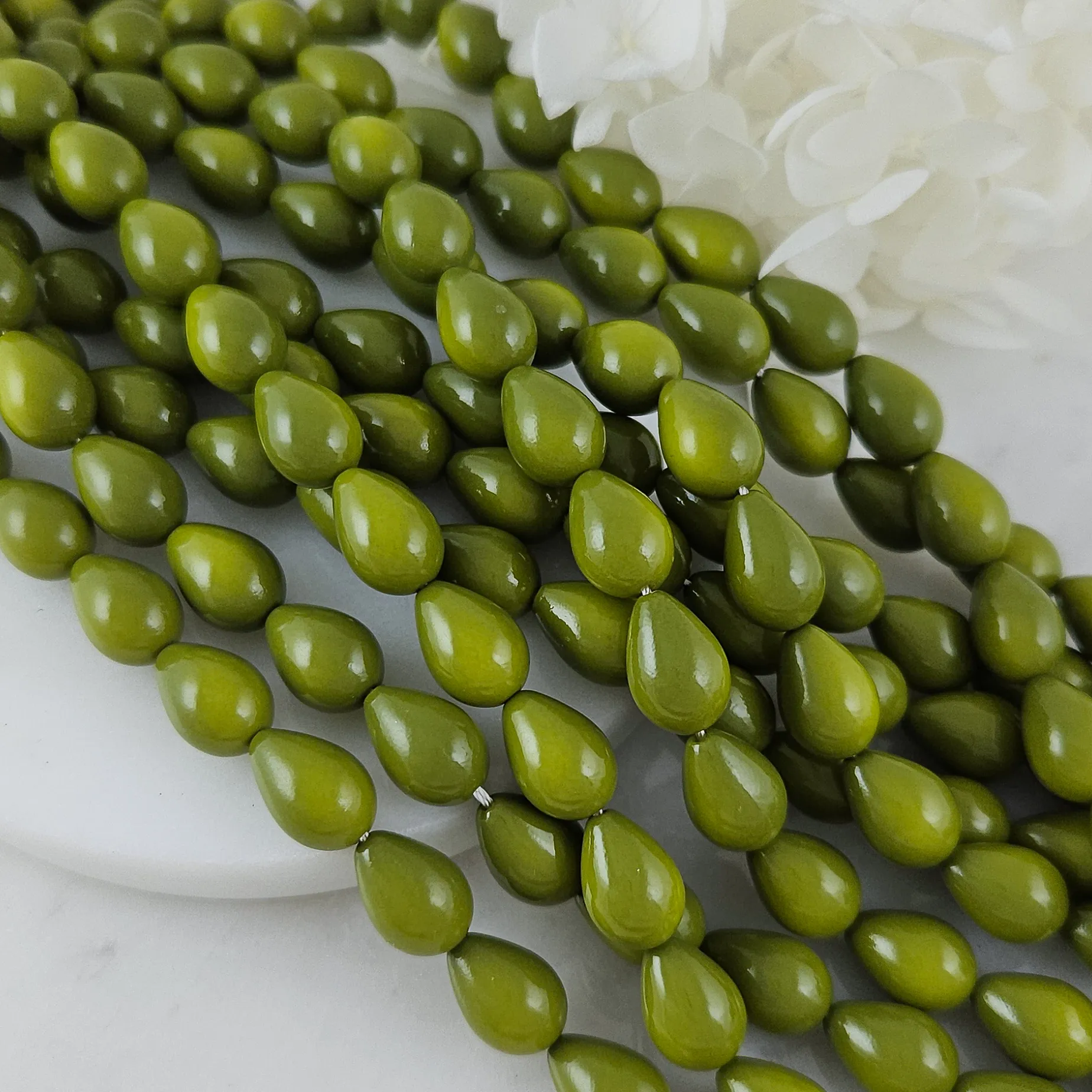 Нить 40 см Жемчуг майорка ок. 9х13 мм бусина гладкая капля, ярко-оливковый (9742-ЯОЛИВ) купить с доставкой по России | Интернет-магазин Viva Beads