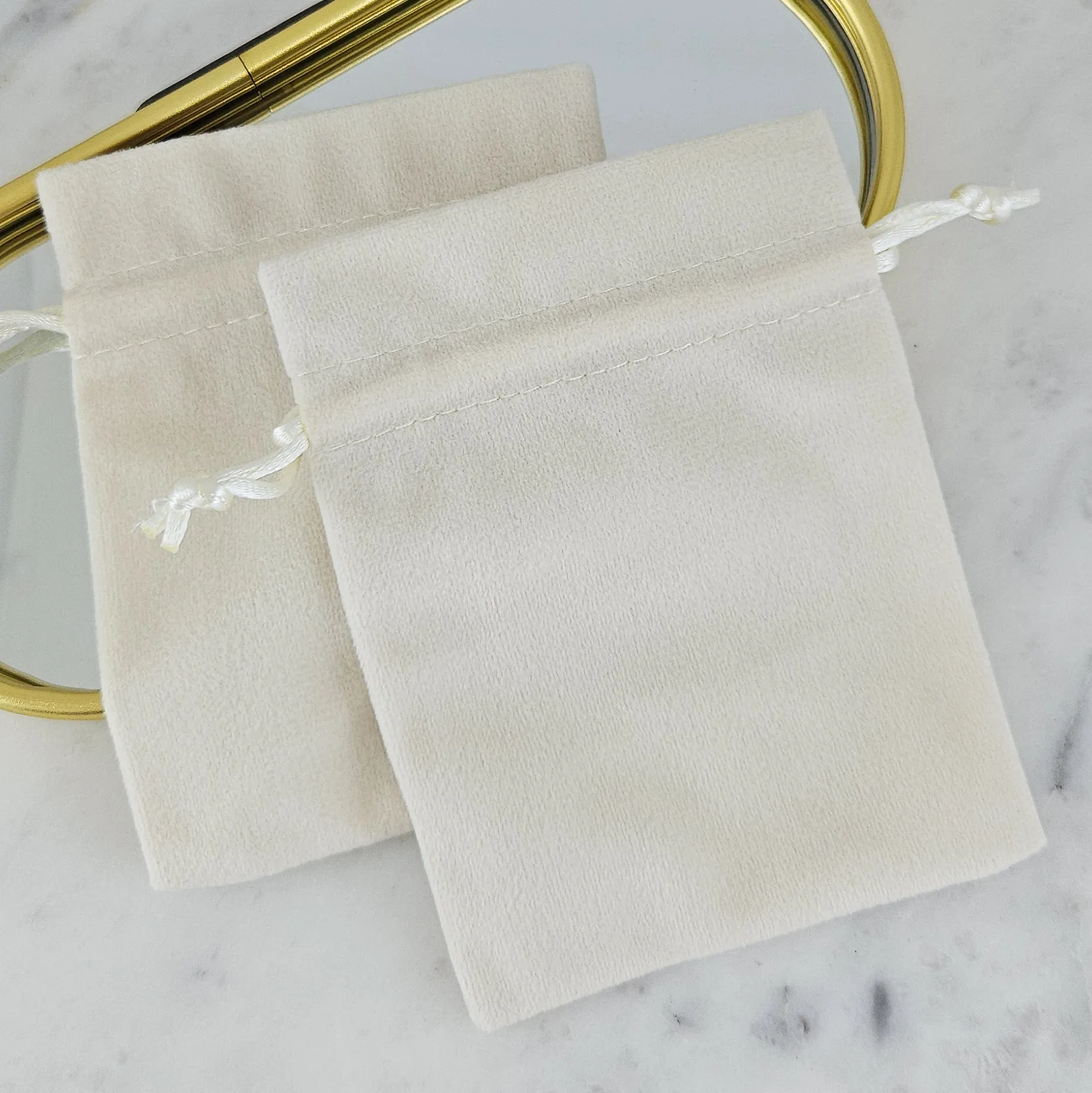 Мешочек бархатный для украшений ок. 9х12 см, цвет молочный (10249-МОЛ) для бижутерии купить с доставкой по России | Интернет-магазин Viva Beads