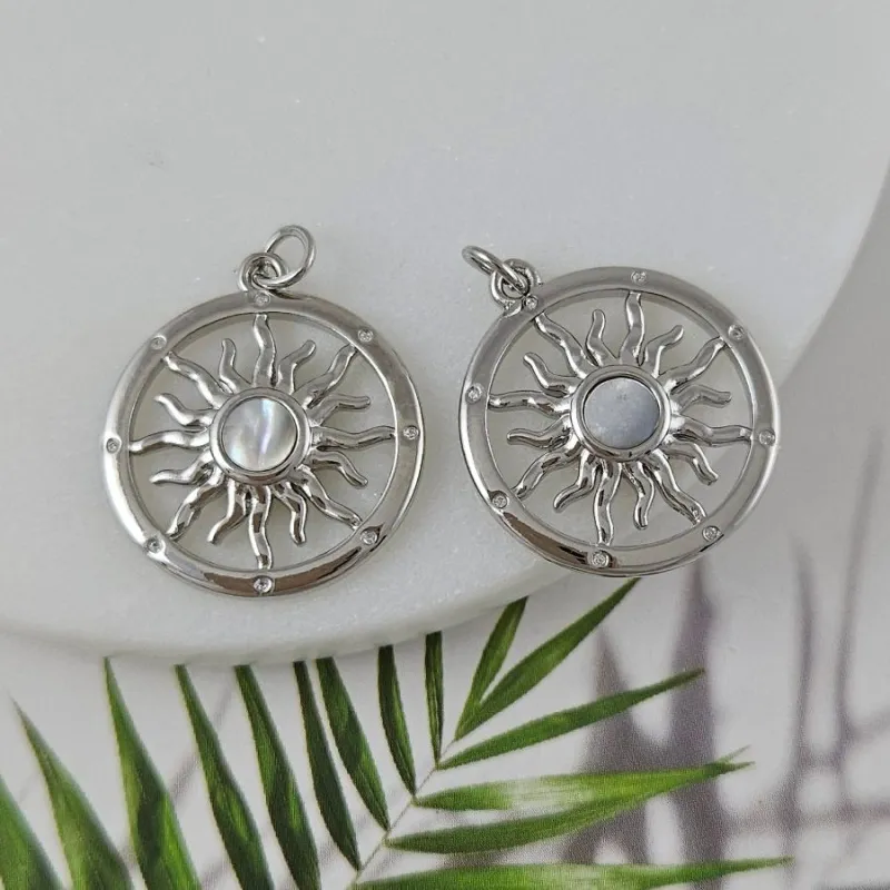 УЦЕНКА Подвеска Солнце 24.5х21.8 мм с фианитами  и перламутром, родиевое покрытие (9958-Р-УЦ)