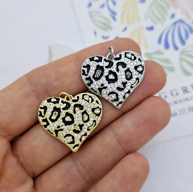 Подвеска Сердце 22.5х23 мм с фианитами и эмалью, родиевое покрытие (9091-Р) купить с доставкой по России | Интернет-магазин Viva Beads