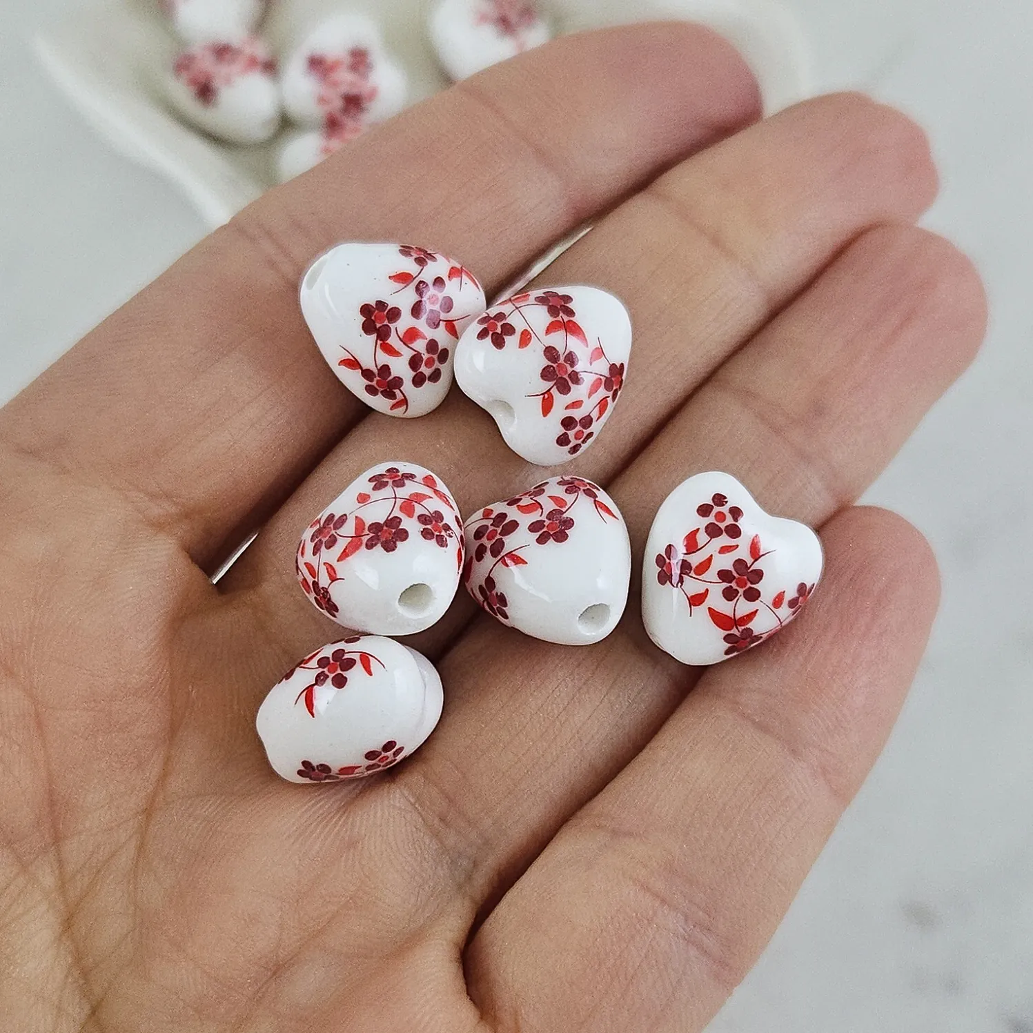 1 шт. Бусина Сердце ок. 12х12х9.2 мм белый с красными цветами, керамика (9836-К) купить с доставкой по России | Интернет-магазин Viva Beads
