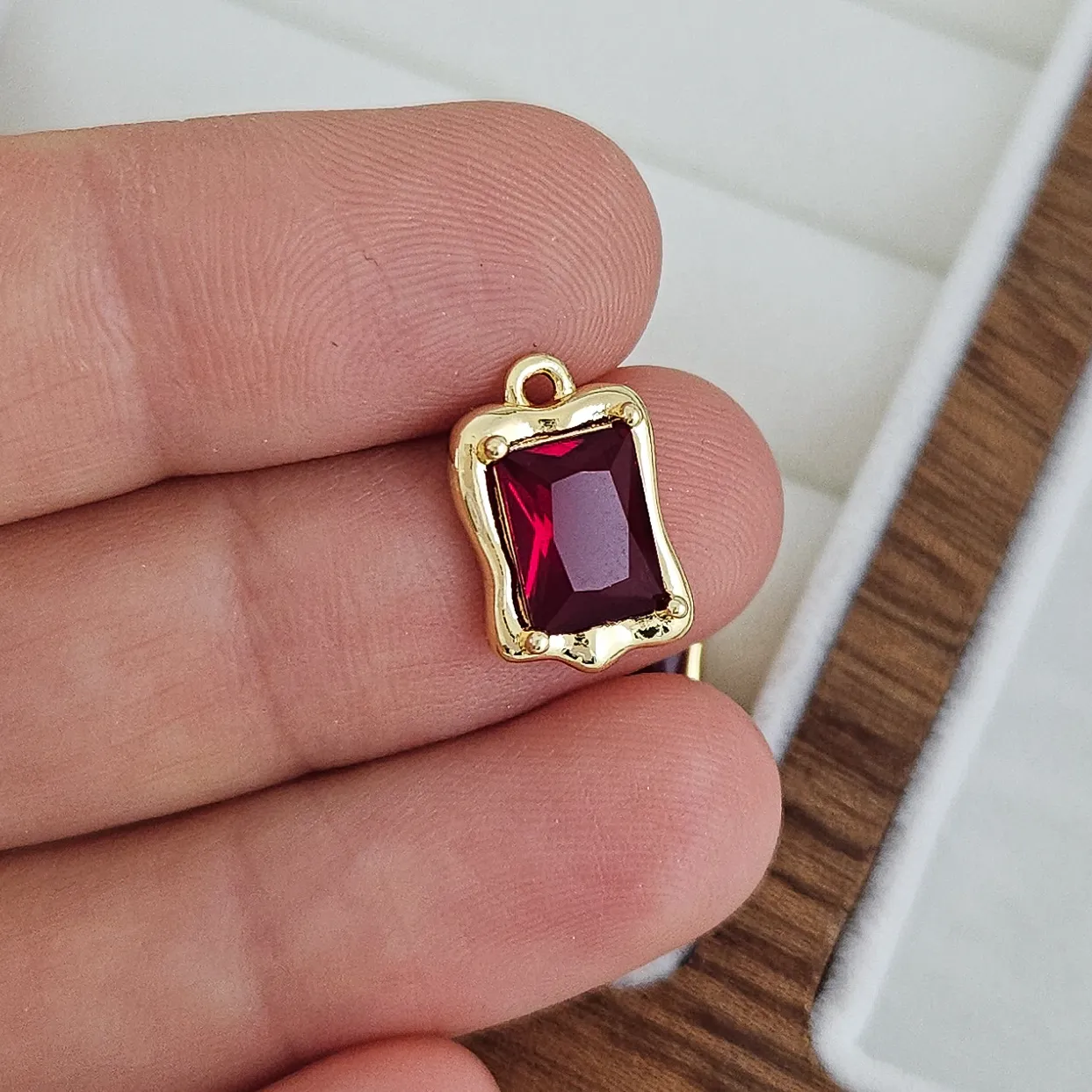 Подвеска с ювелирным стеклом 13.7х9 мм красный, позолота 14К (8738-КЗ) купить с доставкой по России | Интернет-магазин Viva Beads