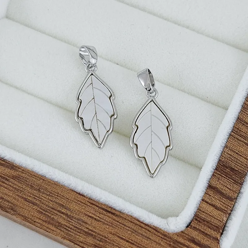 Подвеска кулон Лист 19x8.8х1.7 мм м перламутром, родиевое покрытие (10235-Р) купить с доставкой по России | Интернет-магазин Viva Beads