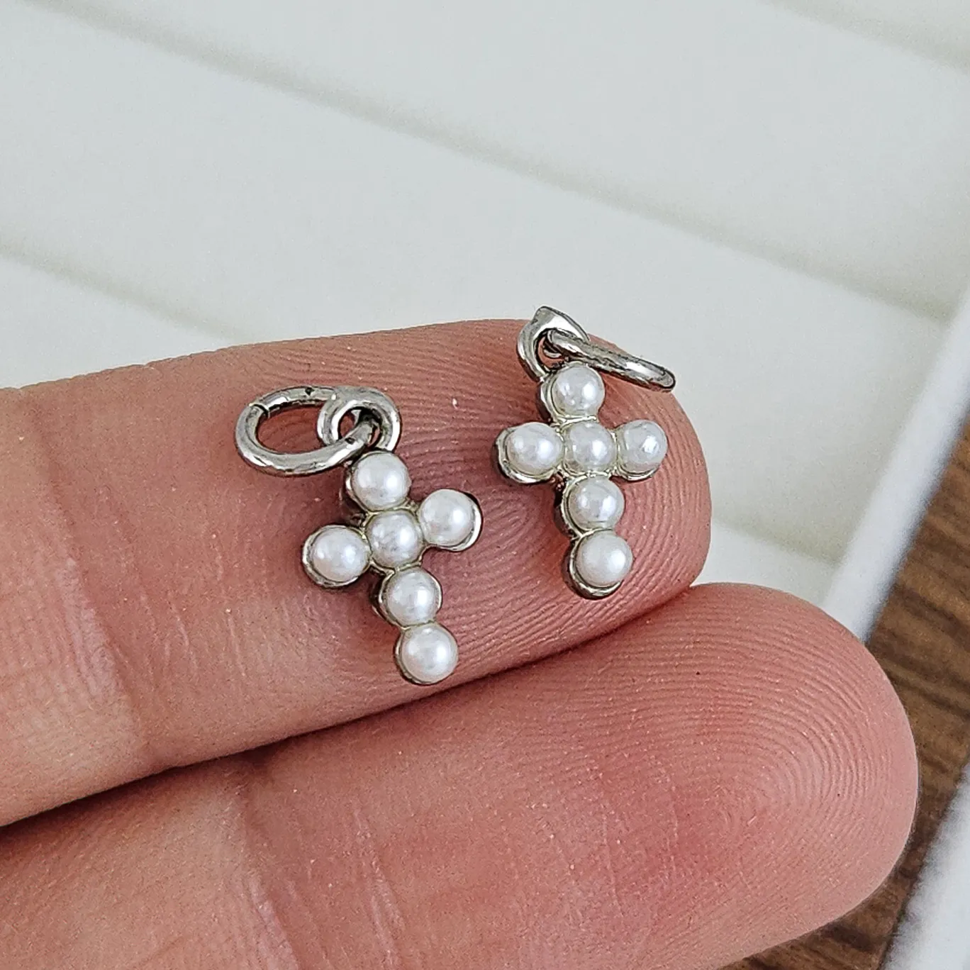 Подвеска Крест с жемчугом, имитация, мини 11x5.7 мм, родиевое покрытие (10232-Р) купить с доставкой по России | Интернет-магазин Viva Beads