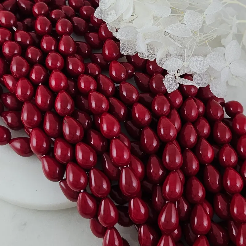 Нить 40 см Жемчуг майорка ок. 9х13 мм бусина гладкая капля, темно-красный (9742-ТКРАС) купить с доставкой по России | Интернет-магазин Viva Beads