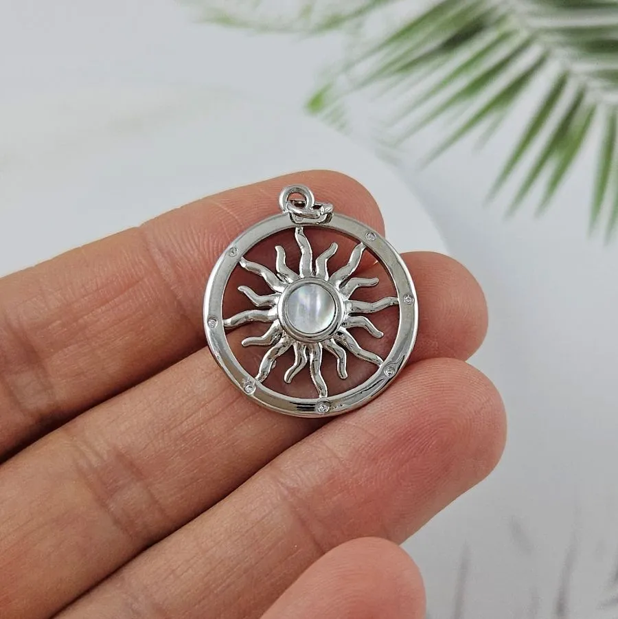 Подвеска Солнце 24.5х21.8 мм с фианитами  и перламутром, родиевое покрытие (9958-Р)