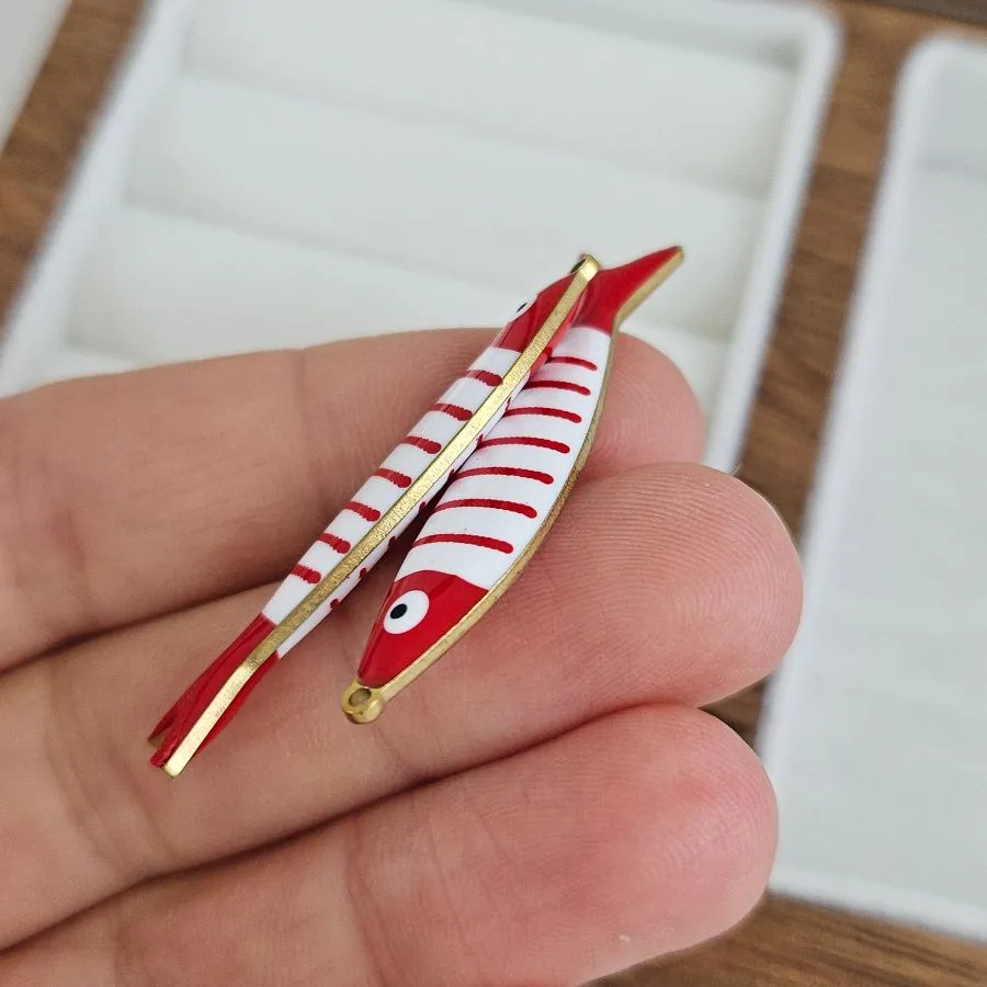 Подвеска Рыба 39.5х7.7х3.3 мм с эмалью, сталь в позолоте 18К (10208-КРАС) купить с доставкой по России | Интернет-магазин Viva Beads