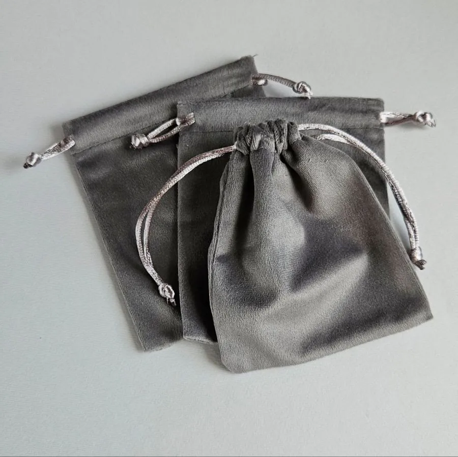 Мешочек бархатный ок. 11.8x10 см , цвет темно-серый (7477-ТС) для бижутерии купить с доставкой по России | Интернет-магазин Viva Beads