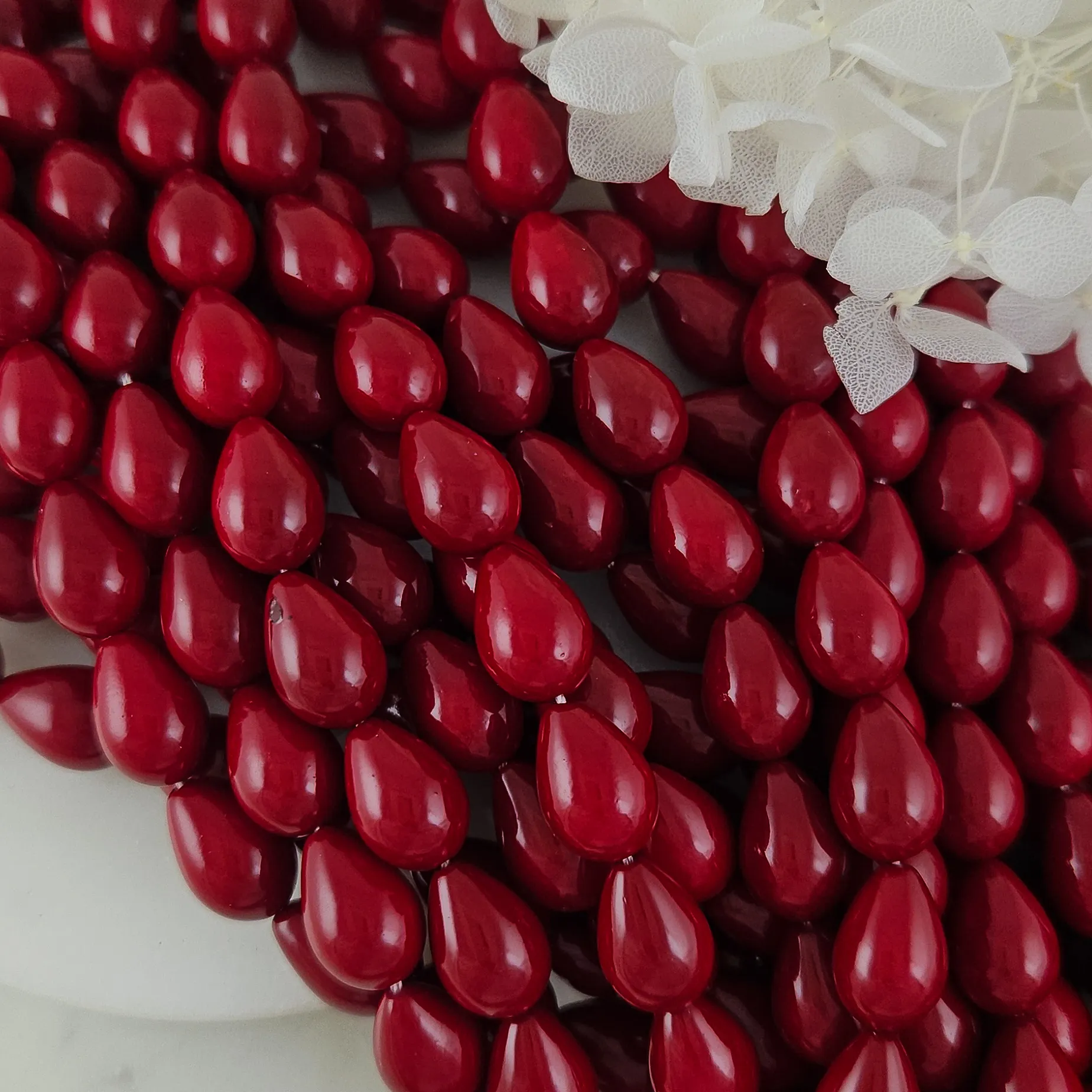 Нить 40 см Жемчуг майорка ок. 9х13 мм бусина гладкая капля, темно-красный (9742-ТКРАС) купить с доставкой по России | Интернет-магазин Viva Beads