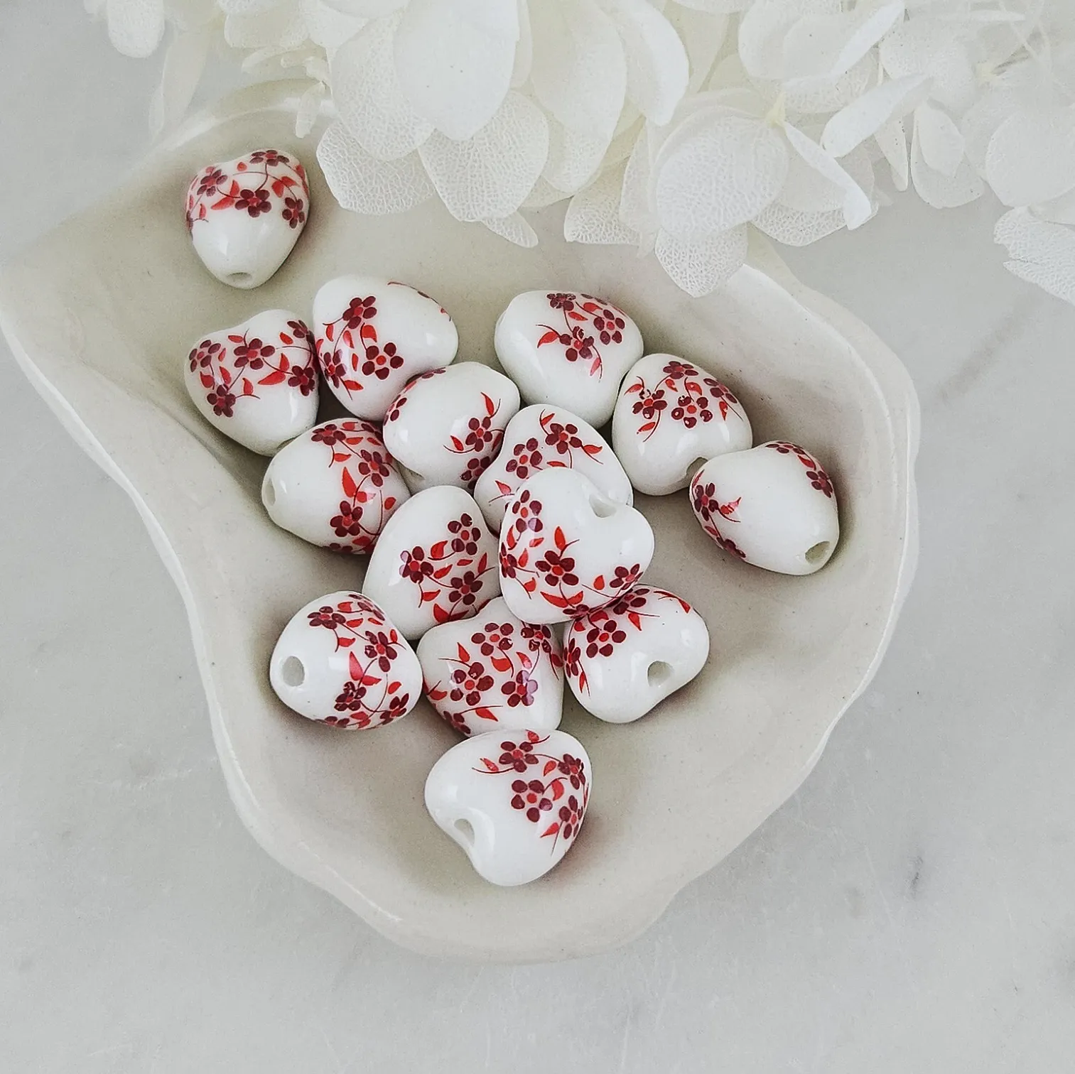 1 шт. Бусина Сердце ок. 12х12х9.2 мм белый с красными цветами, керамика (9836-К) купить с доставкой по России | Интернет-магазин Viva Beads