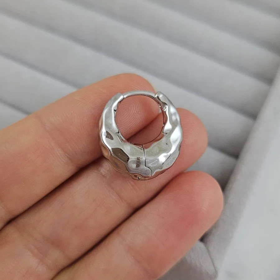 Серьги кольца мятые 18.5х7 мм с родиевым покрытием (9405-Р) купить с доставкой по России | Интернет-магазин Viva Beads