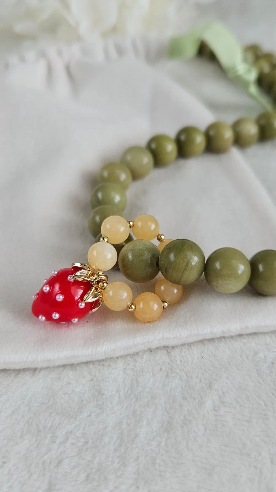Колье из агата Авокадо с бейлом-кольцом и подвеской Клубникой, набор материалов (НАБОР-87)