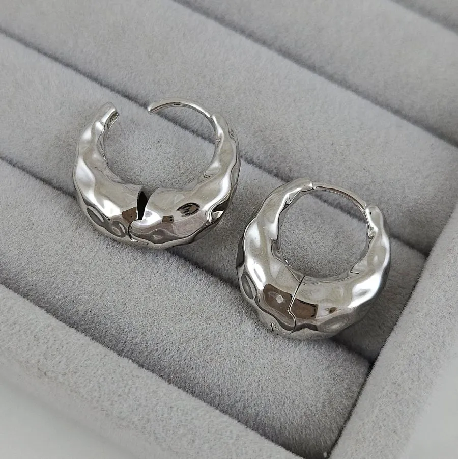 Серьги кольца мятые 18.5х7 мм с родиевым покрытием (9405-Р) купить с доставкой по России | Интернет-магазин Viva Beads