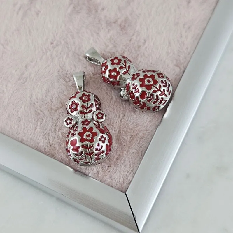 Подвеска Матрешка 30x13.6х10.5 мм с эмалью, родиевое покрытие (10175-Р) купить с доставкой по России | Интернет-магазин Viva Beads