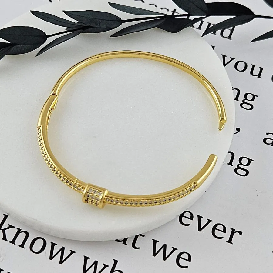 Браслет жесткий 65х55х4 мм с фианитами, позолота 14К (10037-З) купить с доставкой по России | Интернет-магазин Viva Beads