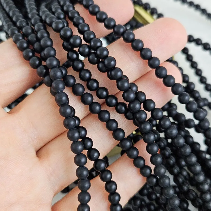 Нить 36 см Агат черный матовый ок. 4 мм, бусины гладкий шар (4040-4) для бижутерии купить с доставкой по России | Интернет‑магазин Viva Beads
