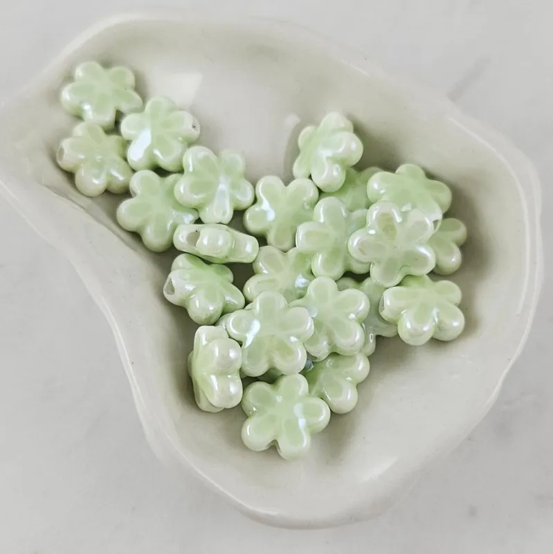 1 шт. Бусина Цветок 11х12 мм зеленый, керамика (6478-11-ЗЕЛ) купить с доставкой по России | Интернет-магазин Viva Beads