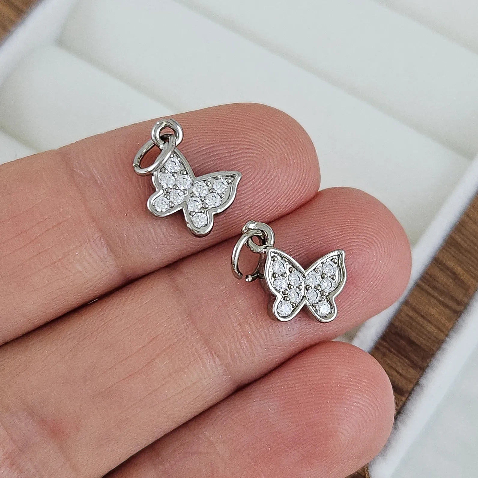 Подвеска Бабочка 12х9.7 мм с фианитами родиевое покрытие (7507-Р) купить с доставкой по России | Интернет-магазин Viva Beads