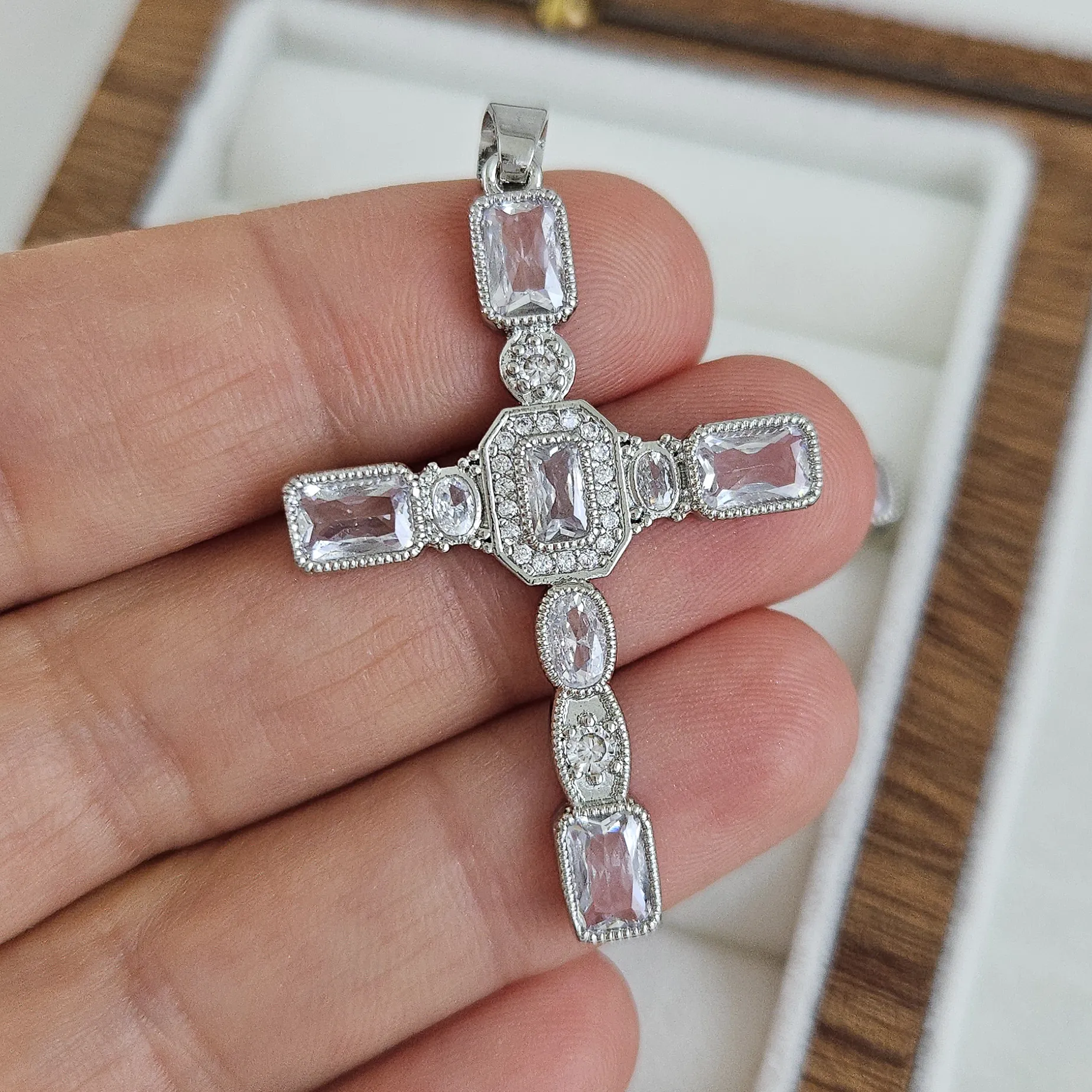 Подвеска Крест с фианитами 40.8x27.4 мм, родиевое покрытие (10247-БР) купить с доставкой по России | Интернет-магазин Viva Beads