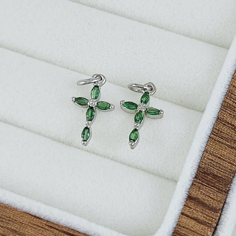 Подвеска Крест 13.5х8 мм с зелеными фианитами, родиевое покр. (7512-ЗР) купить с доставкой по России | Интернет-магазин Viva Beads