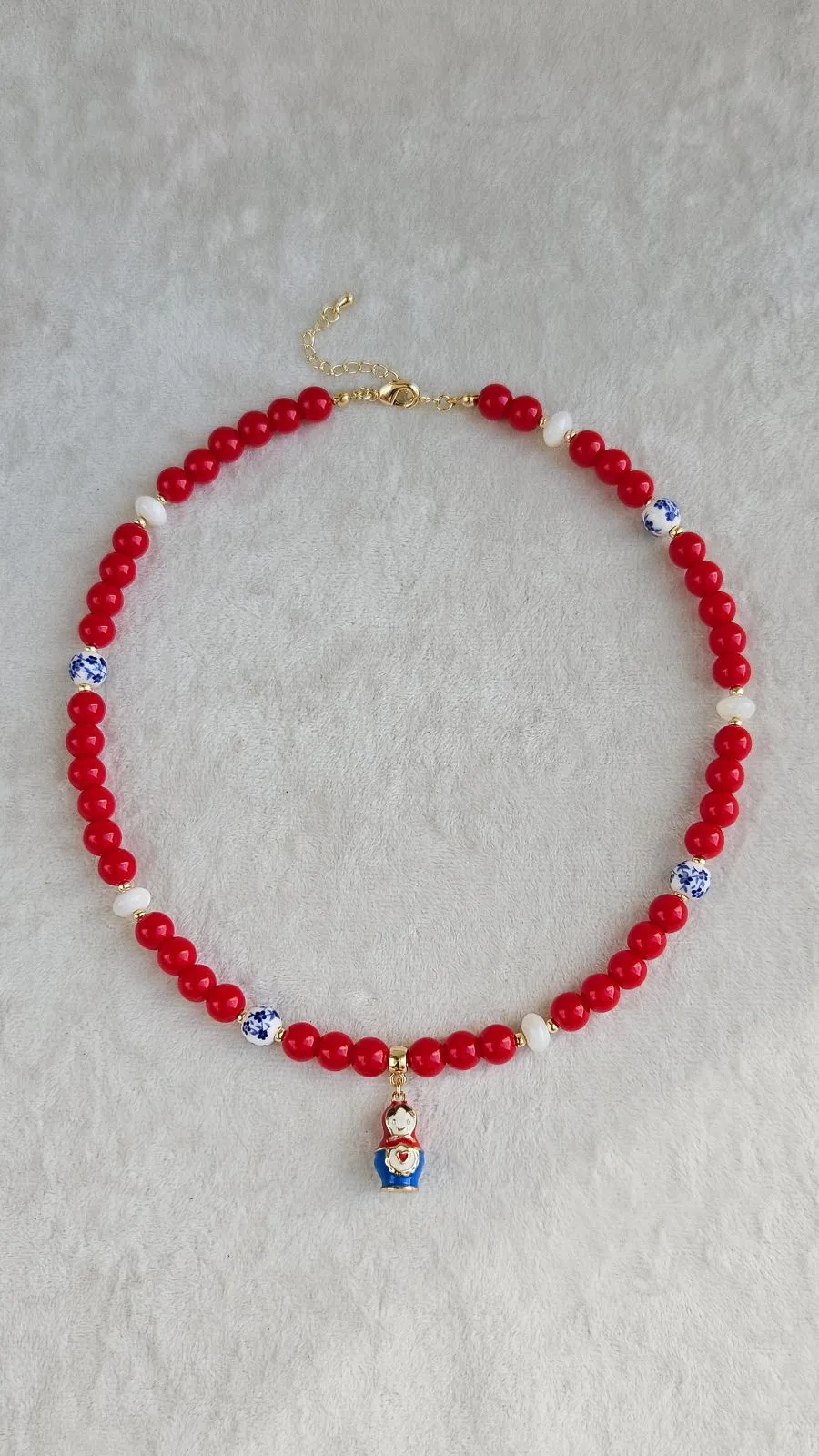 Колье в русском стиле с Матрешкой - красные бусины, перламутр, керамика Гжель, набор материалов (НАБОР-84)