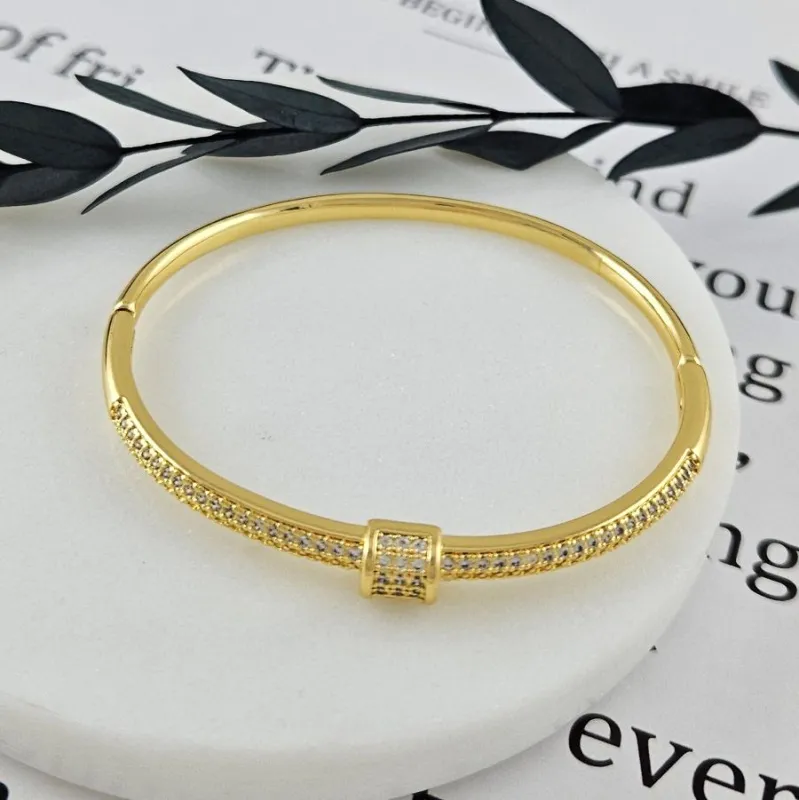 Браслет жесткий 65х55х4 мм с фианитами, позолота 14К (10037-З) купить с доставкой по России | Интернет-магазин Viva Beads