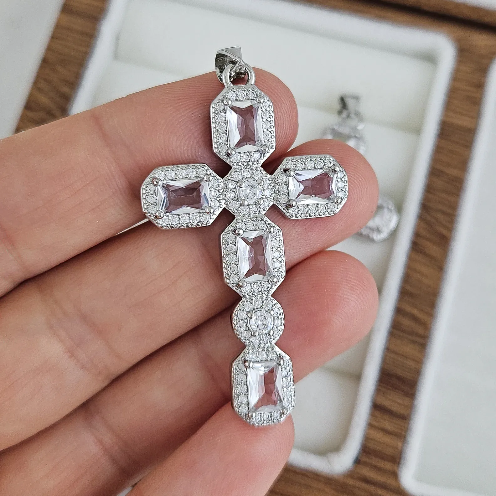 Подвеска Крест с фианитами 45.7х26.2 мм родиевое покрытие, прозрачный (9507-ПРОЗР) купить с доставкой по России | Интернет-магазин Viva Beads